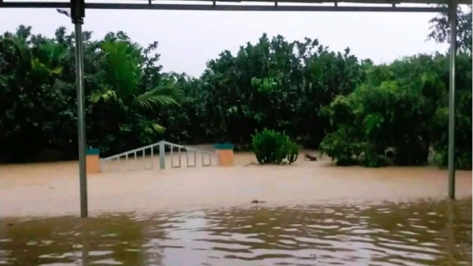 Rains swamp central Vietnam, isolating villages and threatening crops